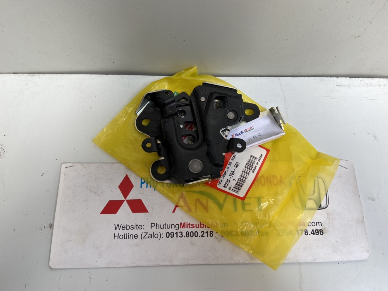 Khoá ngậm cửa hậu xe Honda CRV